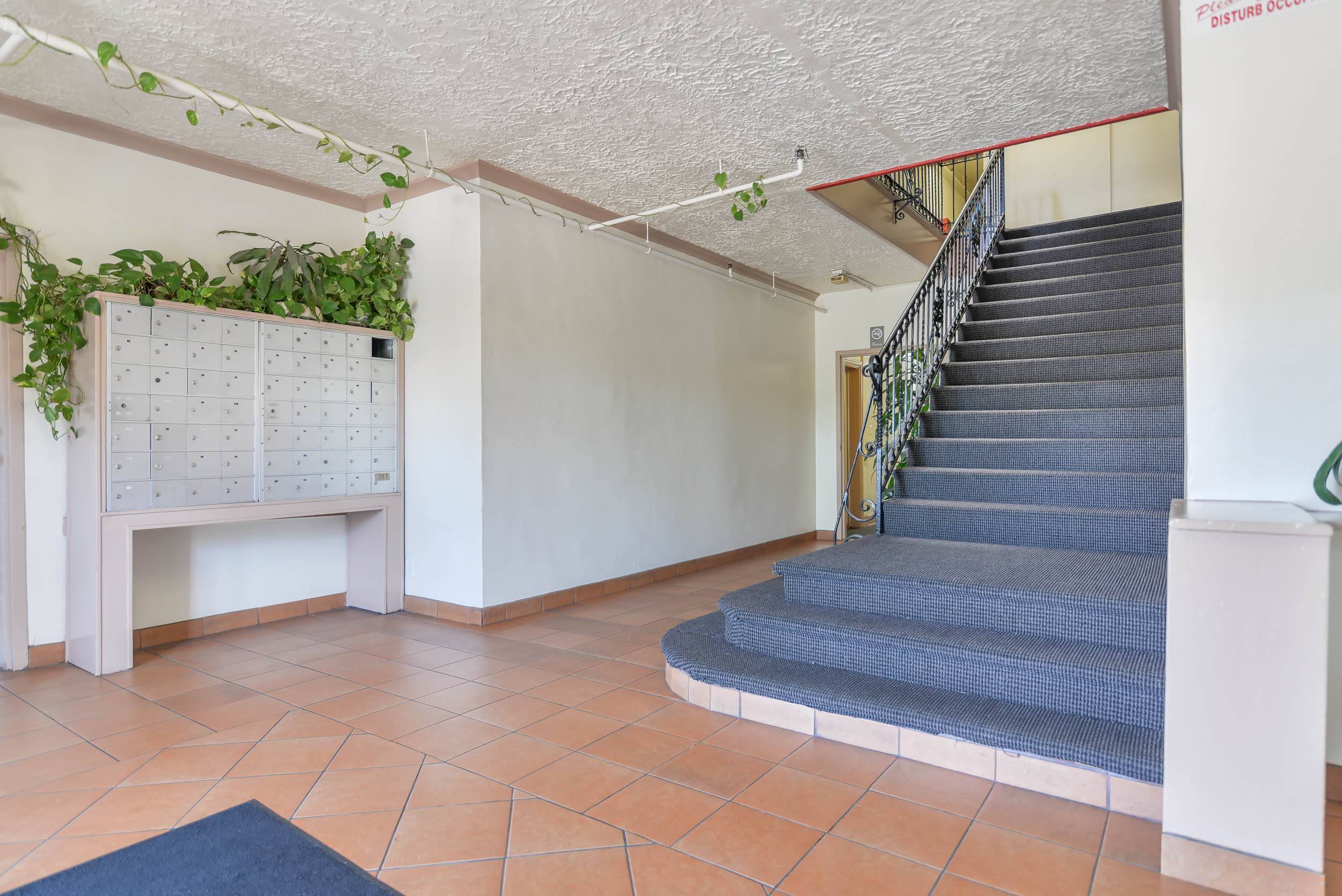 560 N. Kingsley Dr. – photo 4