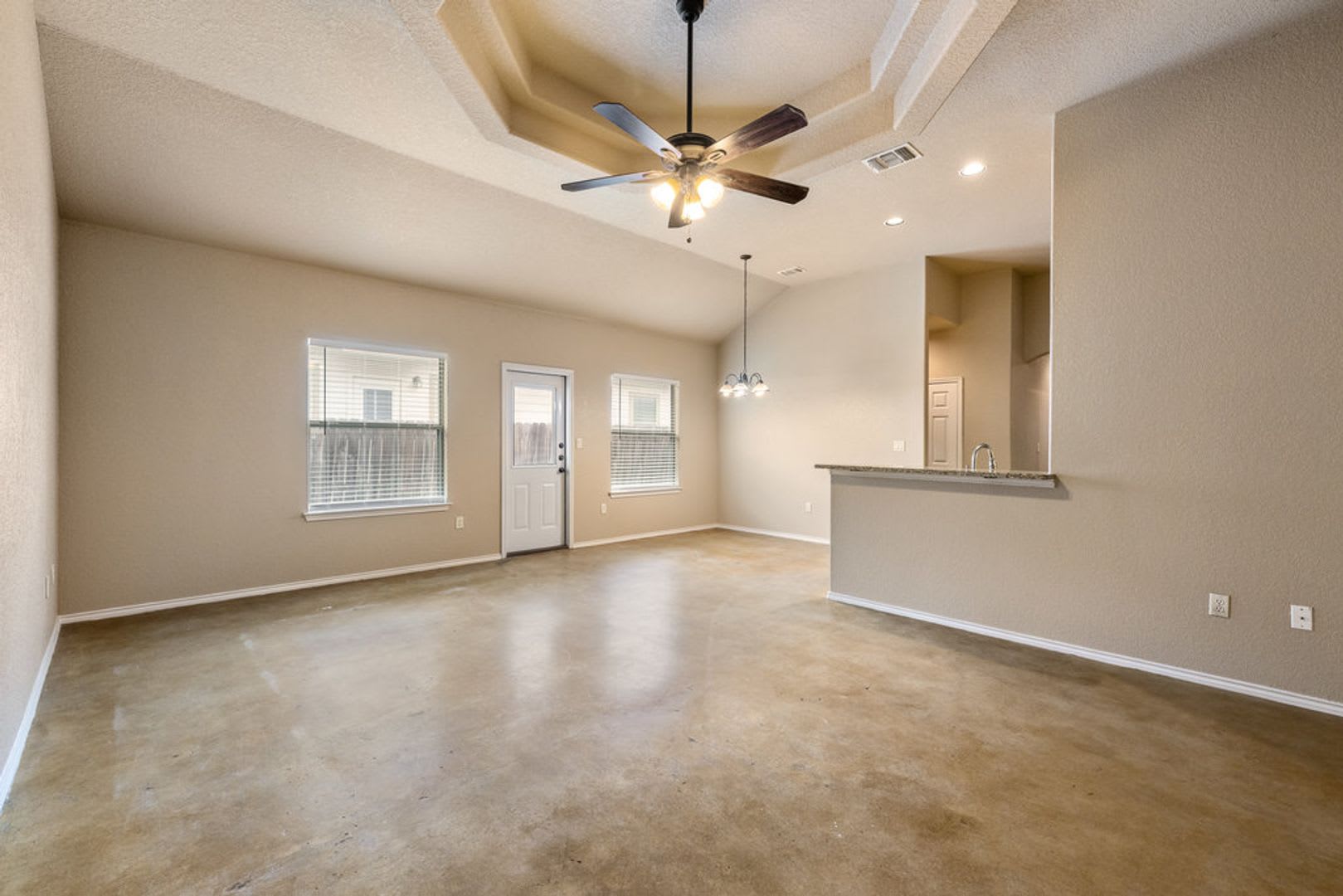 AVAILABLE NOW! NICE 3 BEDROOM DUPLEX IN NEW BRAUNFELS, TEXAS! – photo 2