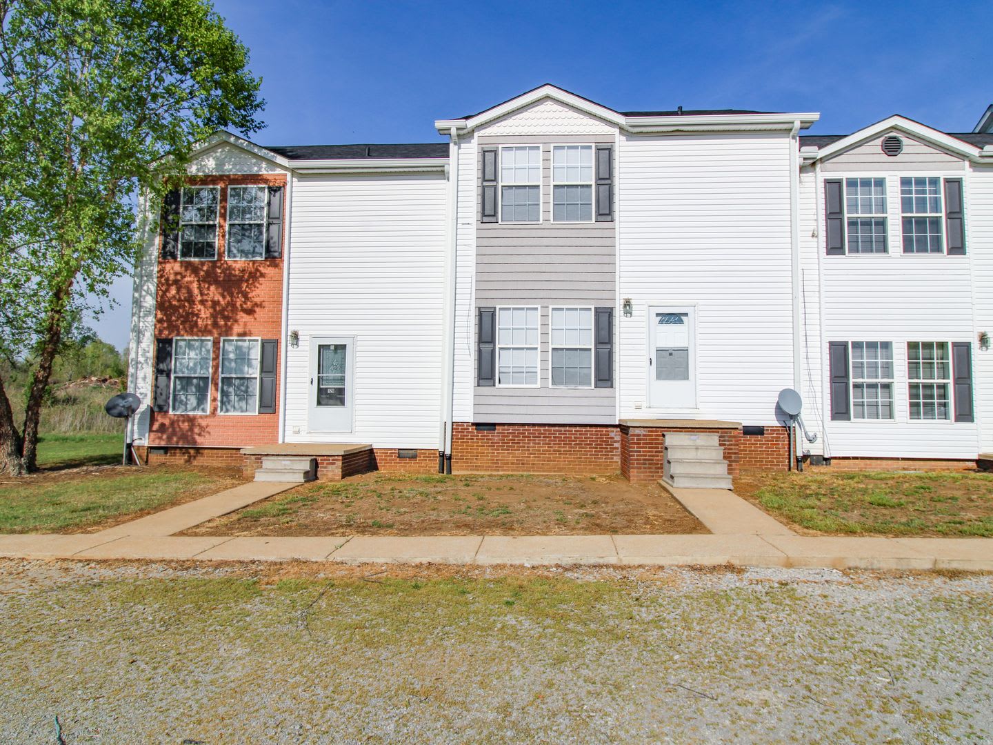 Stylish 3 Bedroom Townhome with Open Living Area – photo 2
