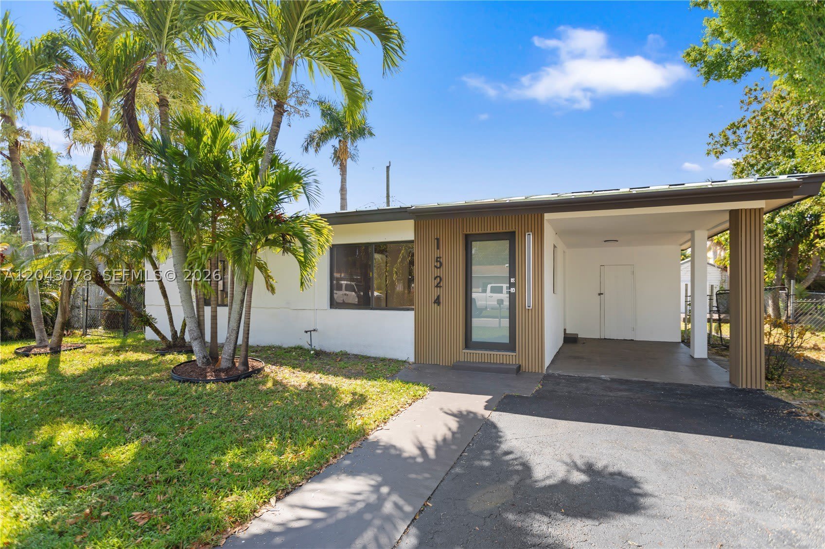 1524 SW 32 CT – photo 2