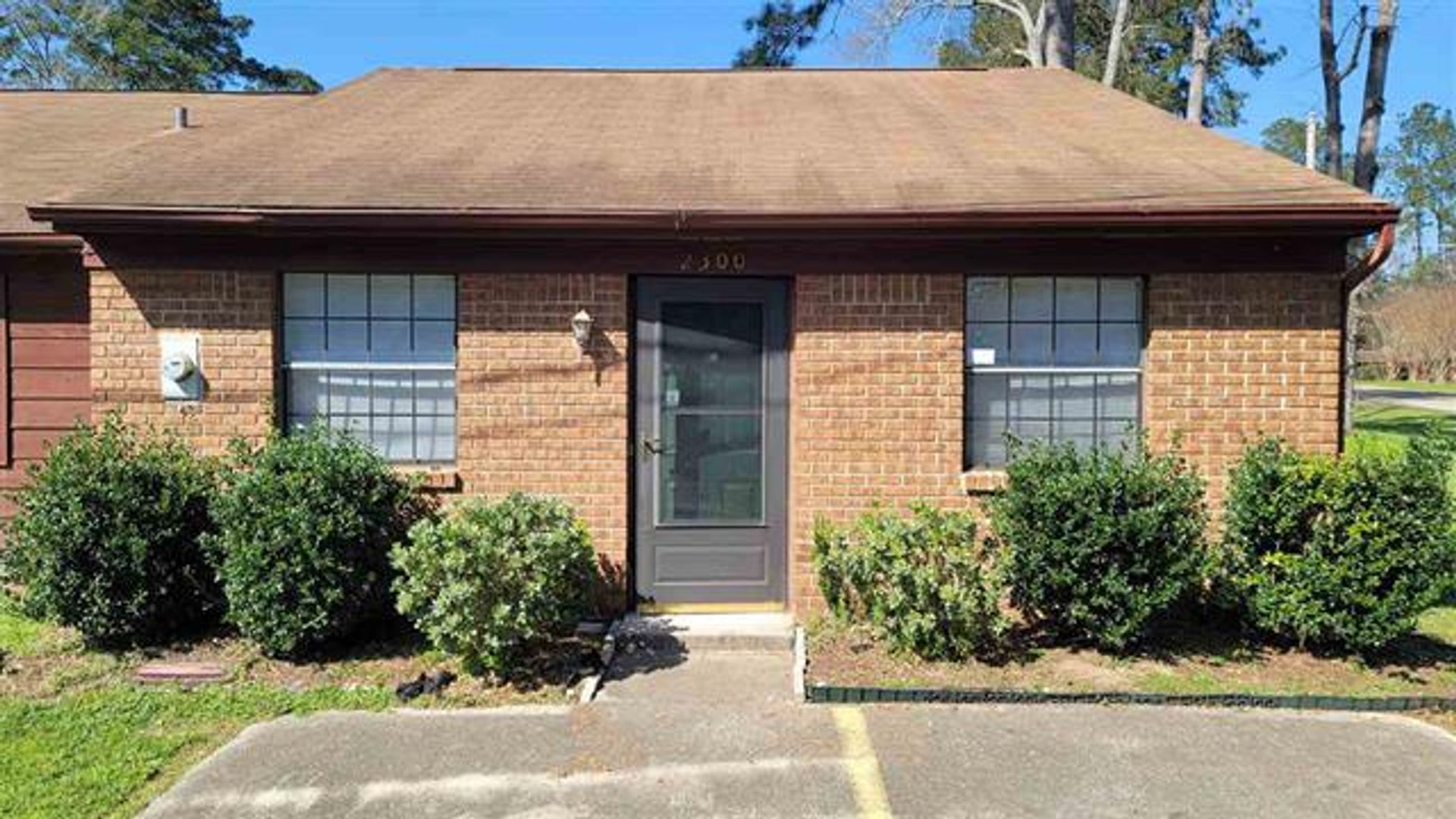 Cute 2 bedroom 1.5 bath townhome – photo 1