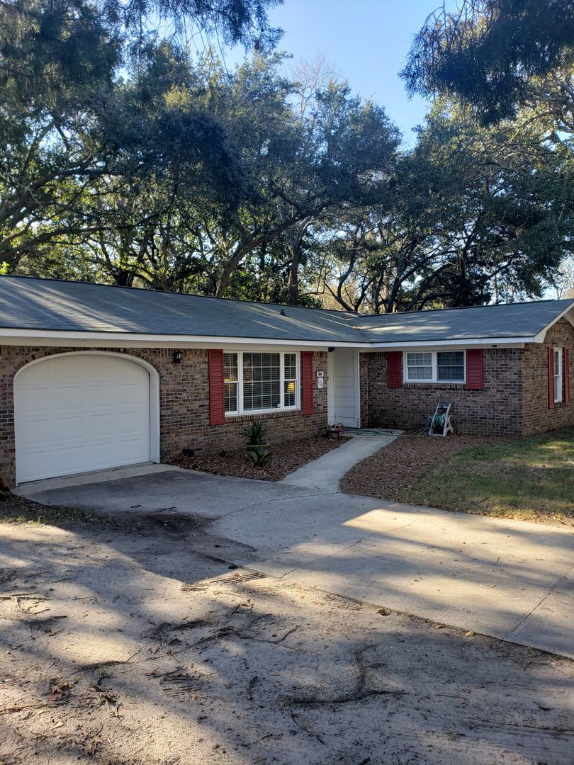 Three Bedroom Ranch in Mount Pleasant – photo 1