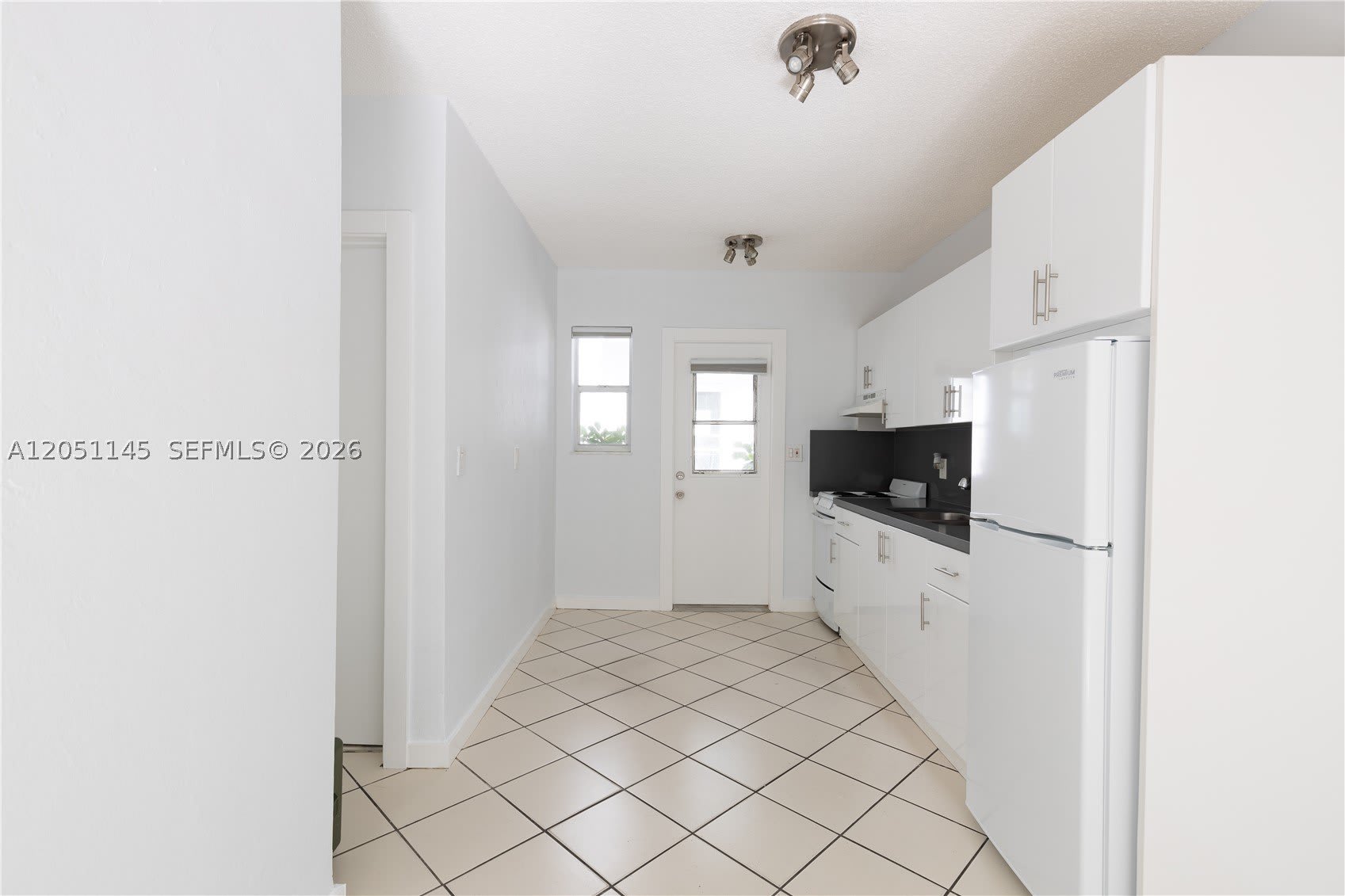 2825 SW 3rd Ave – photo 4