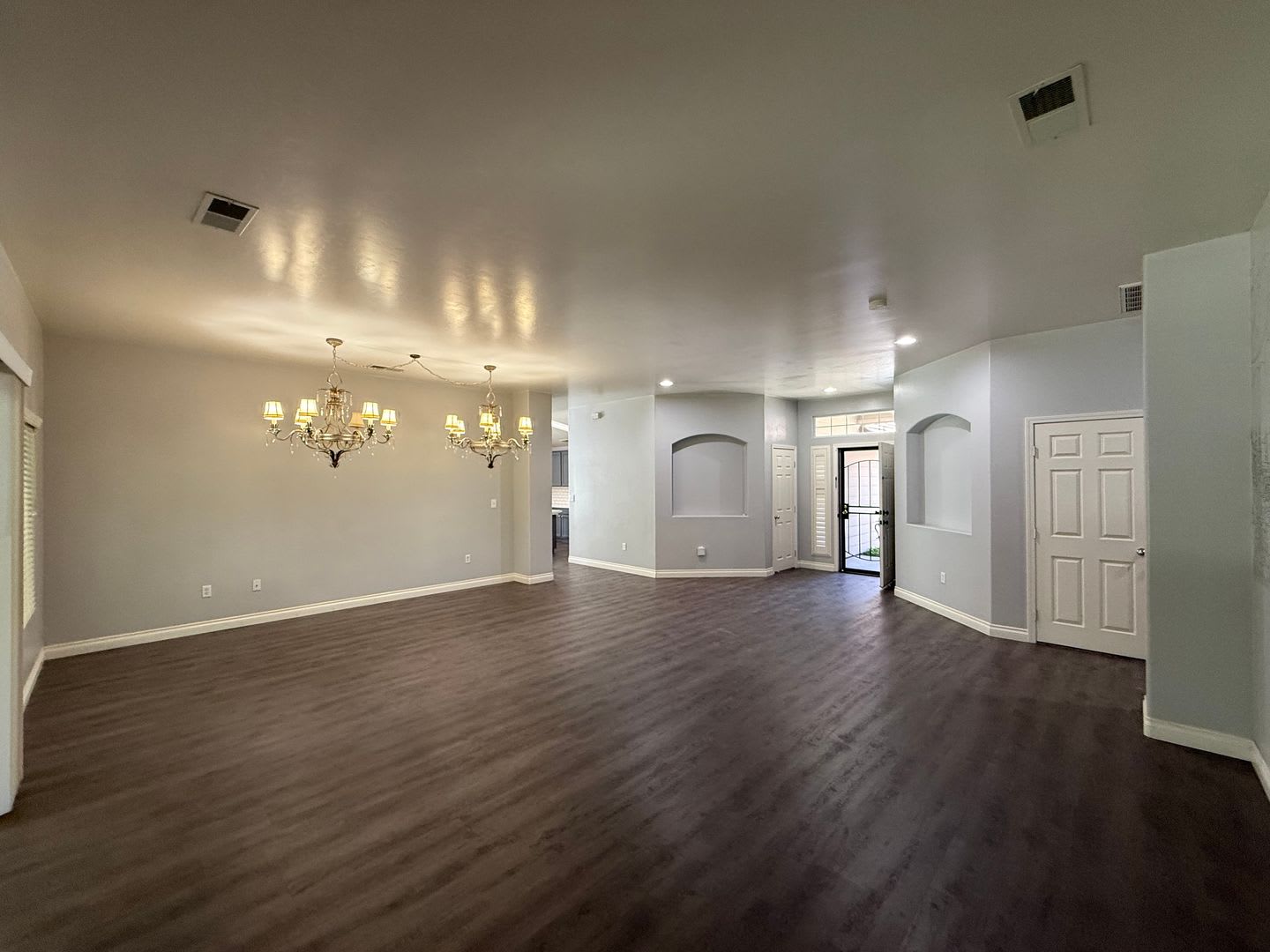 Beautiful 4 Bedroom, 3 Bathroom Home with Enclosed Patio & Stunning Backyard – photo 2