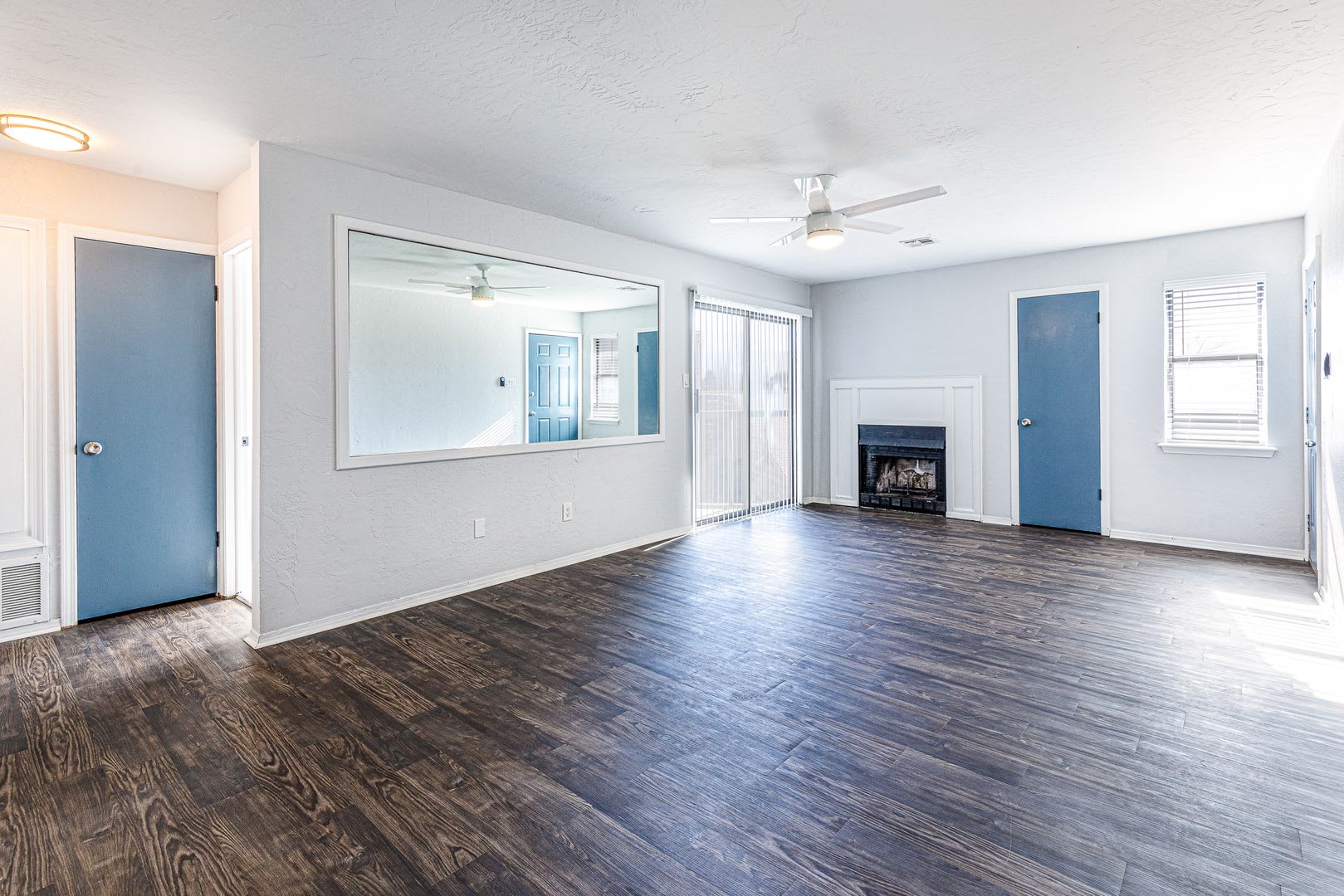 Large Renovated 2Bed 2Bath Apartment – photo 4