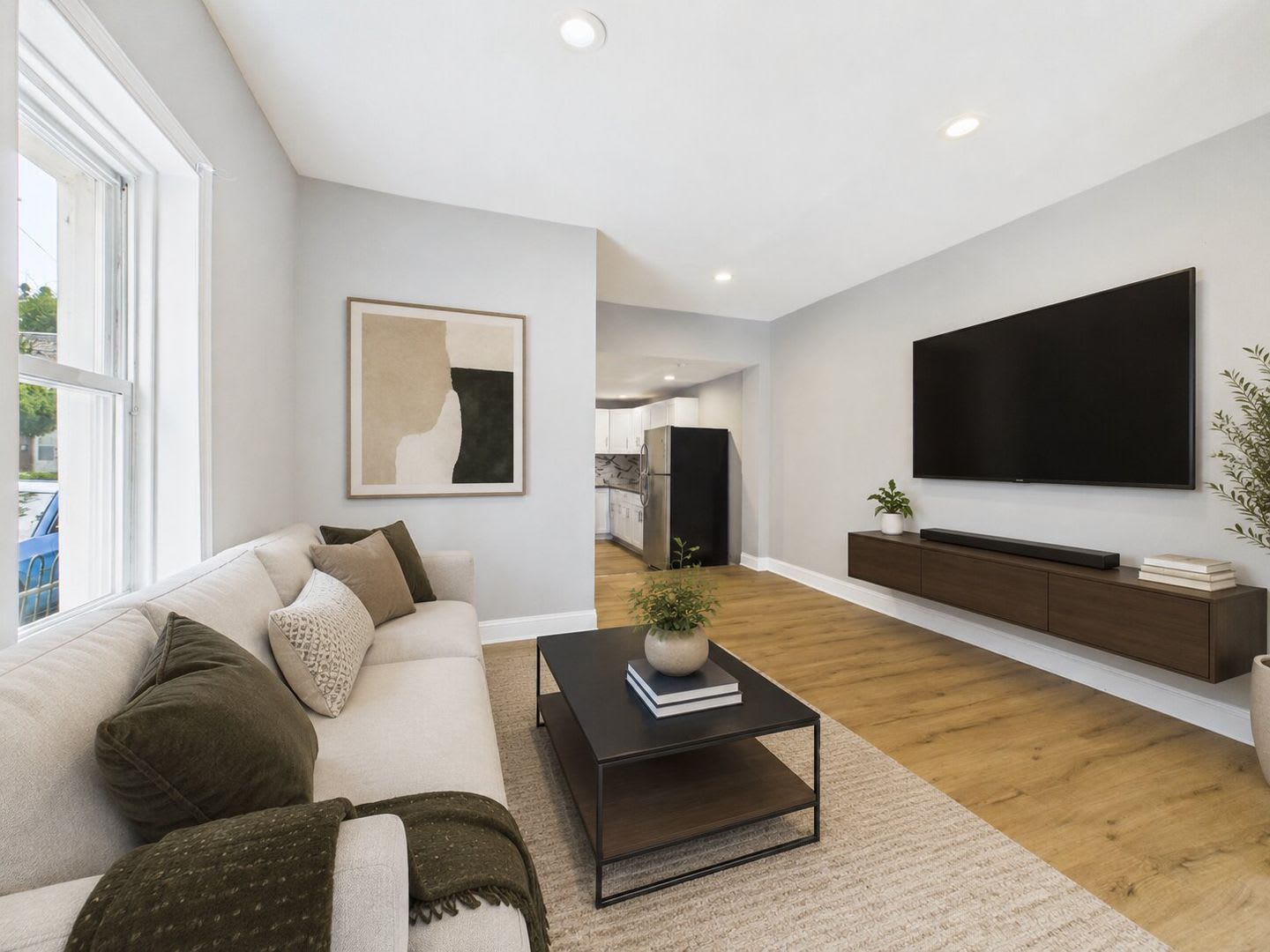 3 bed, 1.5 bath house with large yard – photo 2