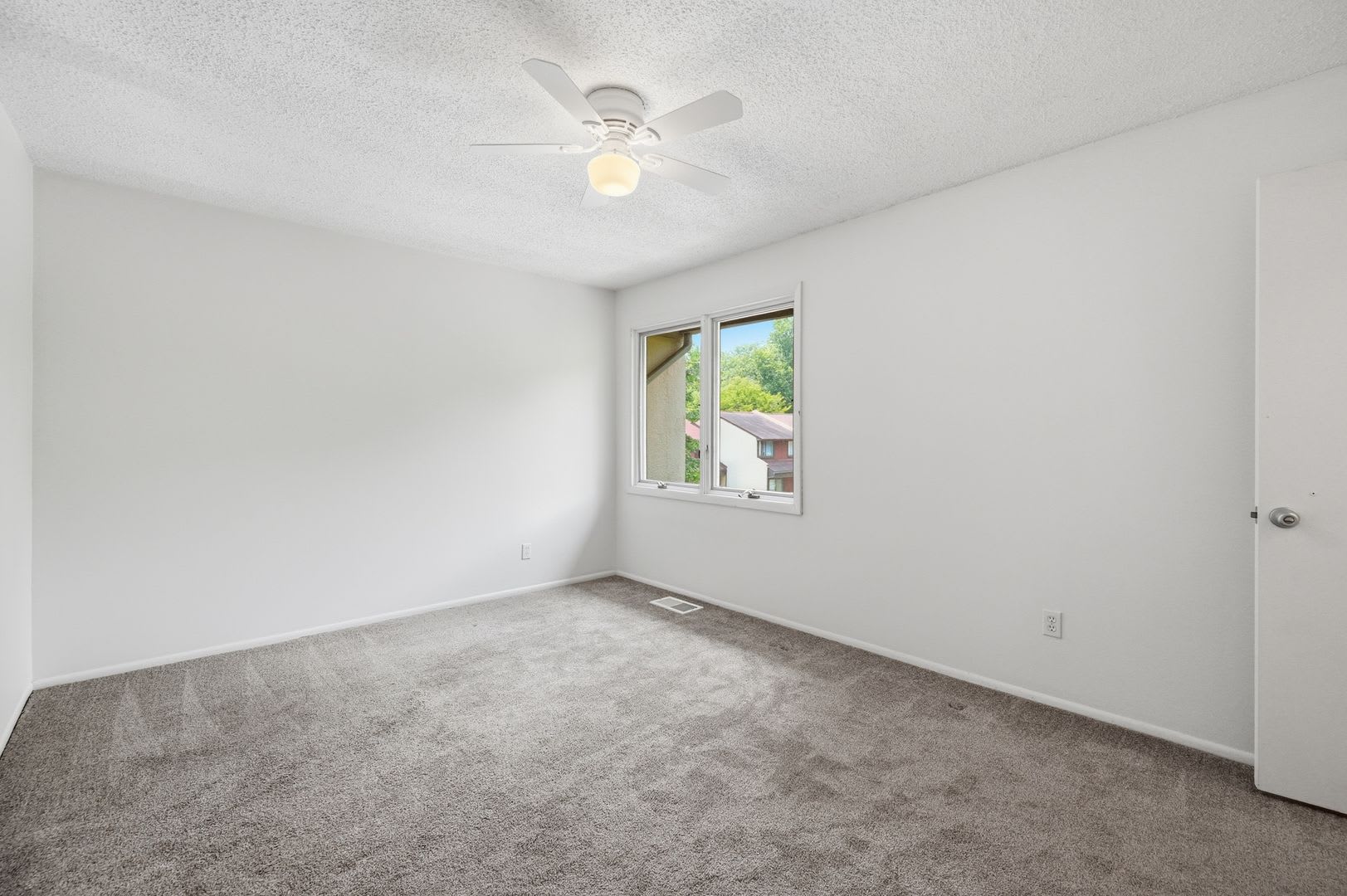 4Br 2 Full 2 Half Bath Townhome In Reston – photo 2