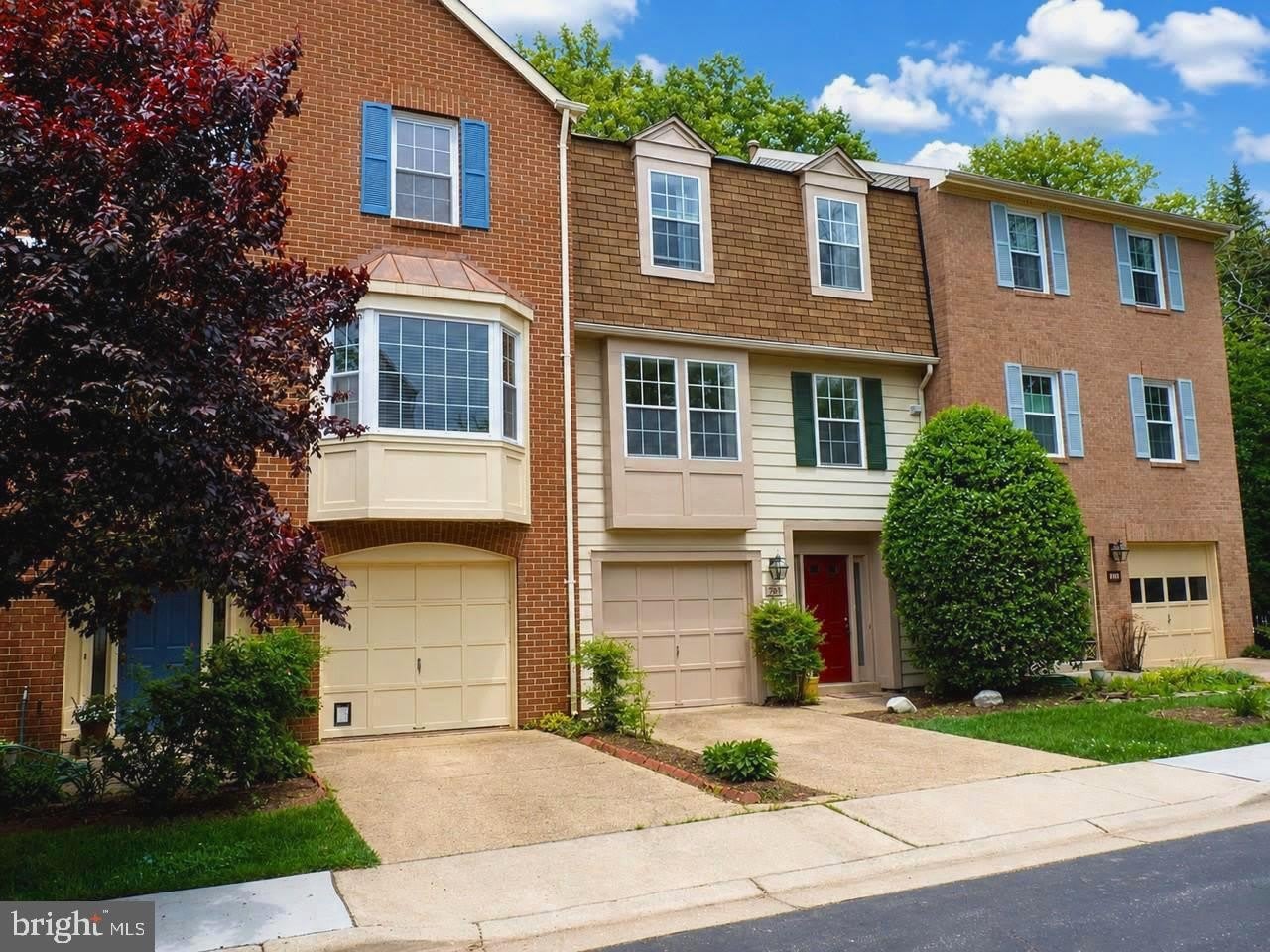 703 TWIN HOLLY Lane – photo 1