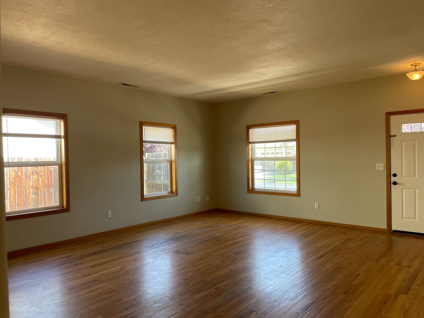 Charming Craftsman 3 Bedroom 2 Bath home in Located in Friendly Central Point – photo 5