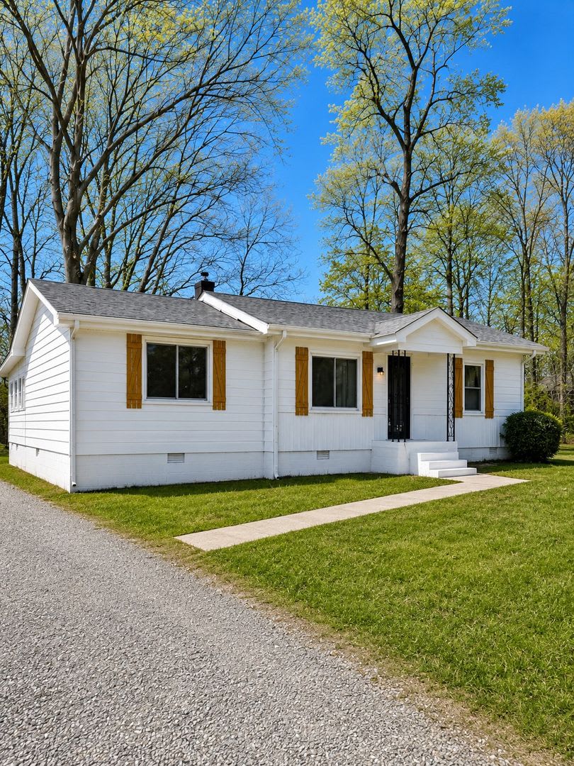 3 Bedroom Pet Friendly Home For Rent Near Post! – photo 1