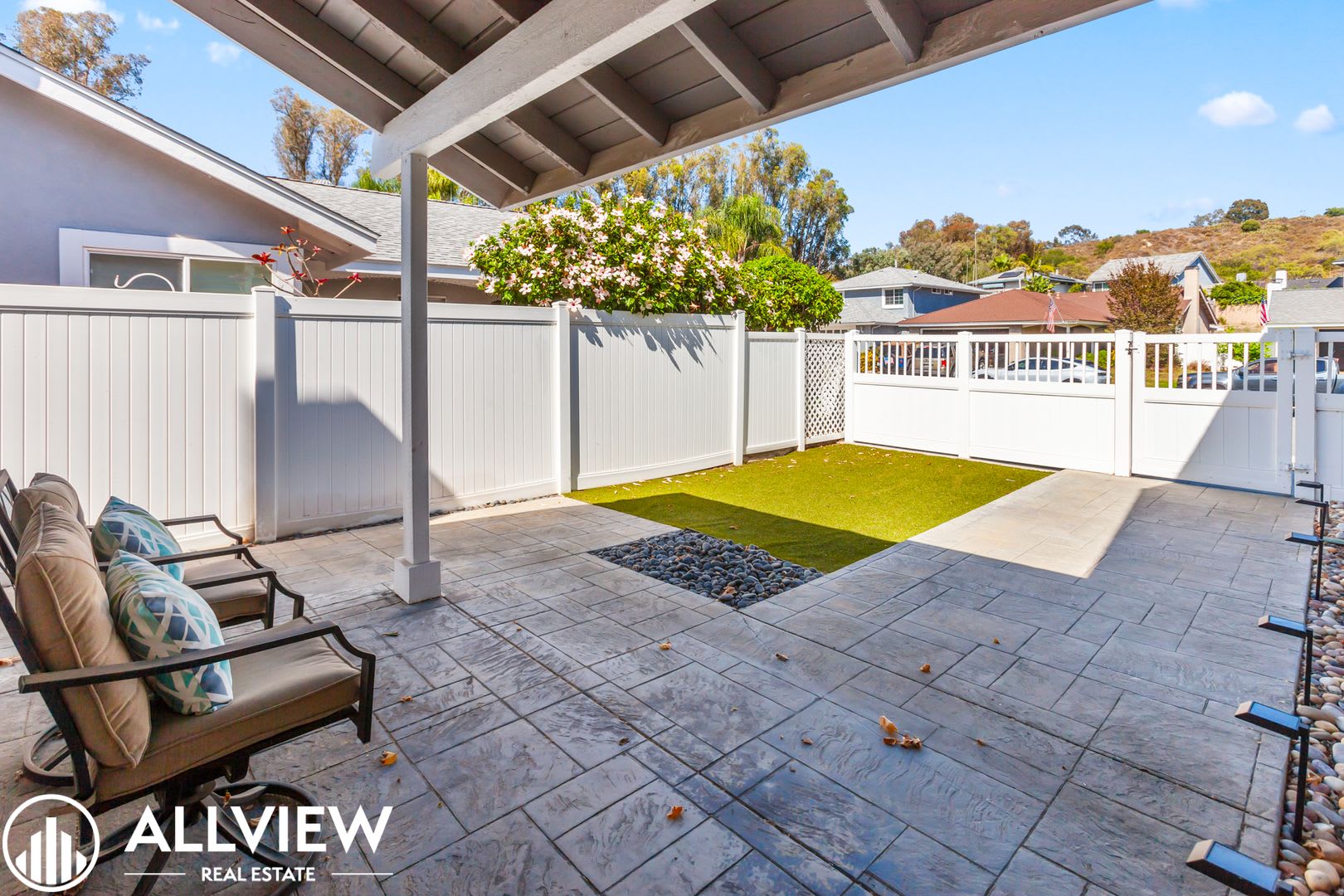 Beautifully Upgraded Single Level Home in Lake Forest Available NOW! – photo 2