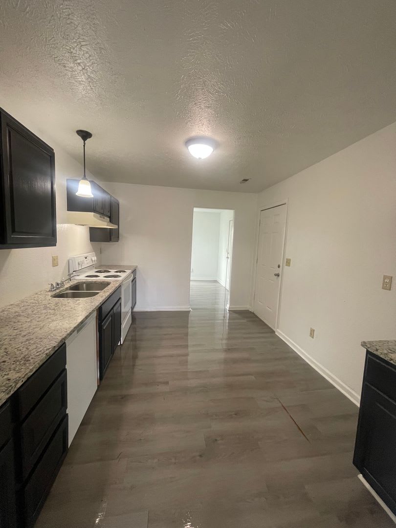 3 Bedrooms 2 Bathrooms Giant Backyard What More Do You Need – photo 3