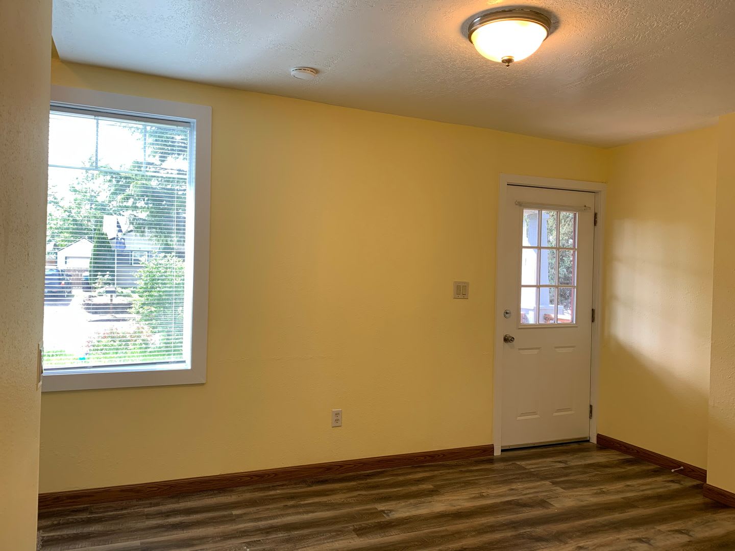 3 Bed 2 Bath Home Easy Freeway Access Great Location – photo 4