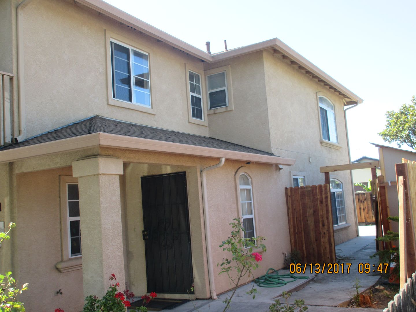 Nice Unit in a Duplex. Private Enclosed Yard – photo 1