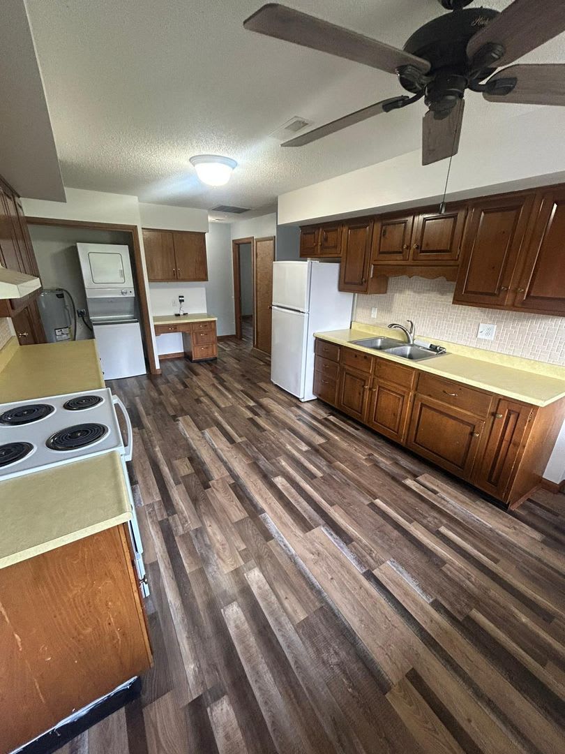 Gorgeous 2-Bedroom Apartment with Garage in a Quiet Neighborhood – photo 1