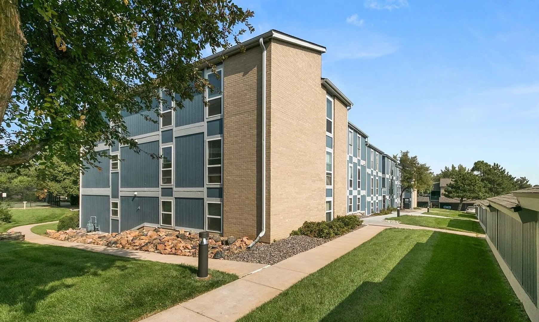 Spacious Centennial Condo – photo 4