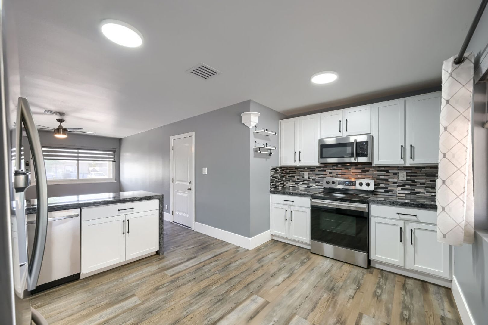 Modern Remodeled 2 Bedroom Home With Solar Huge Backyard – photo 3