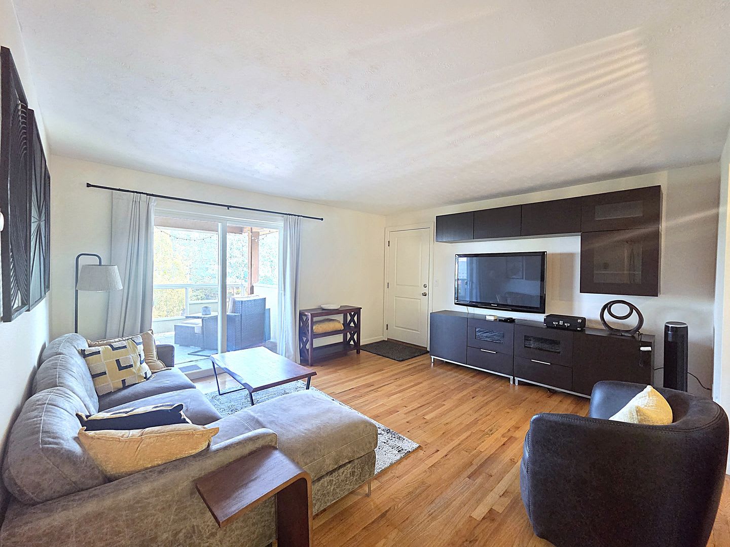 1 800 2 Bed 1 Bath Fully Furnished Condo In Secure Building In Rockwood Manito Neighborhood – photo 1
