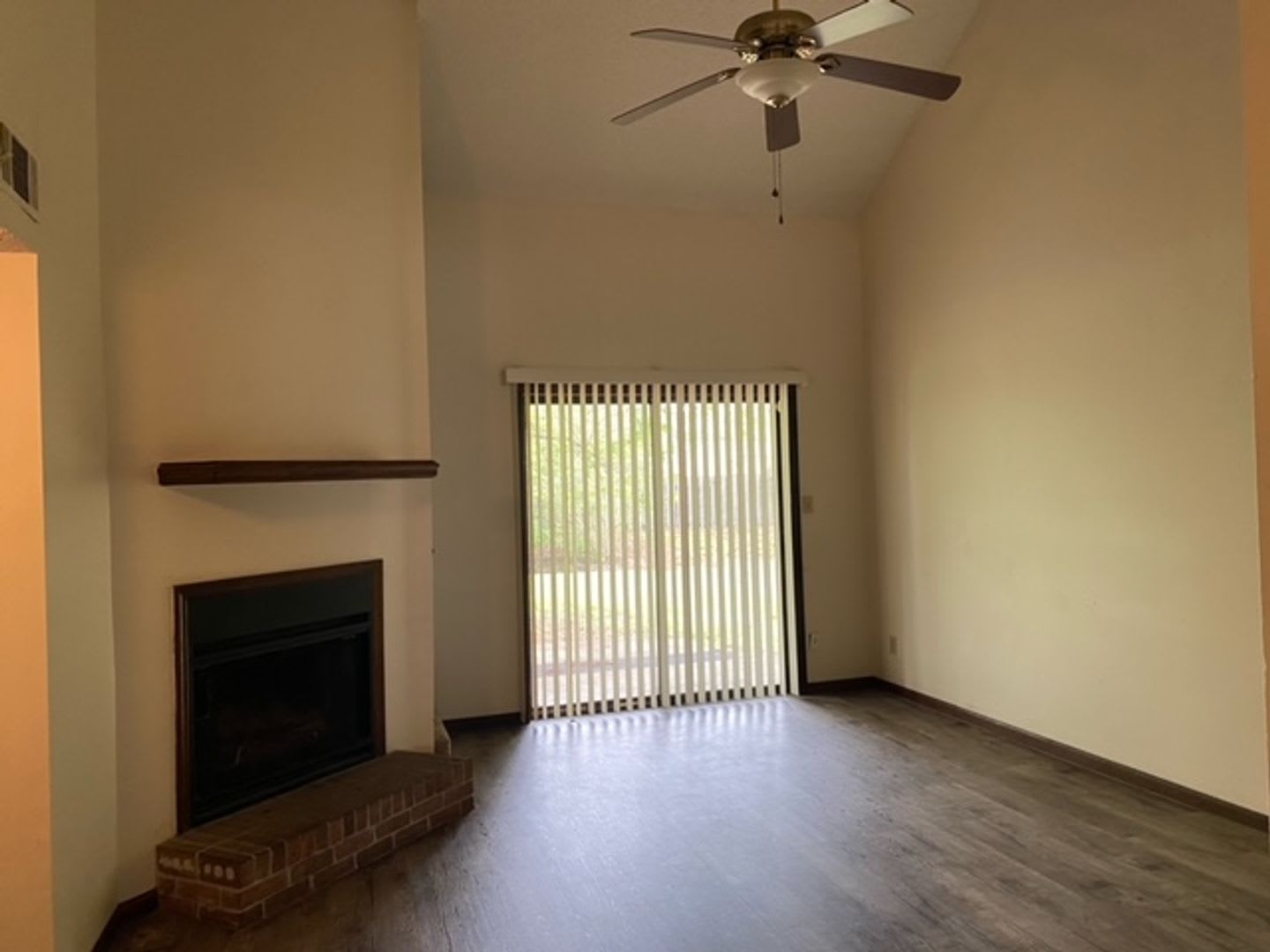 2BD/2B Towhouse – photo 2