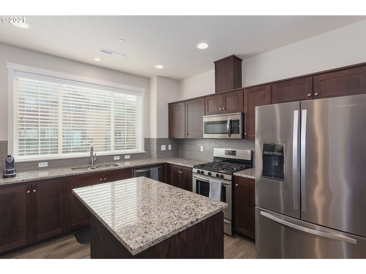 Spectacular 2 Bed 2 5 Bath Office Den Townhome Prime Hillsboro Location Modern Living Close To Everything – photo 5