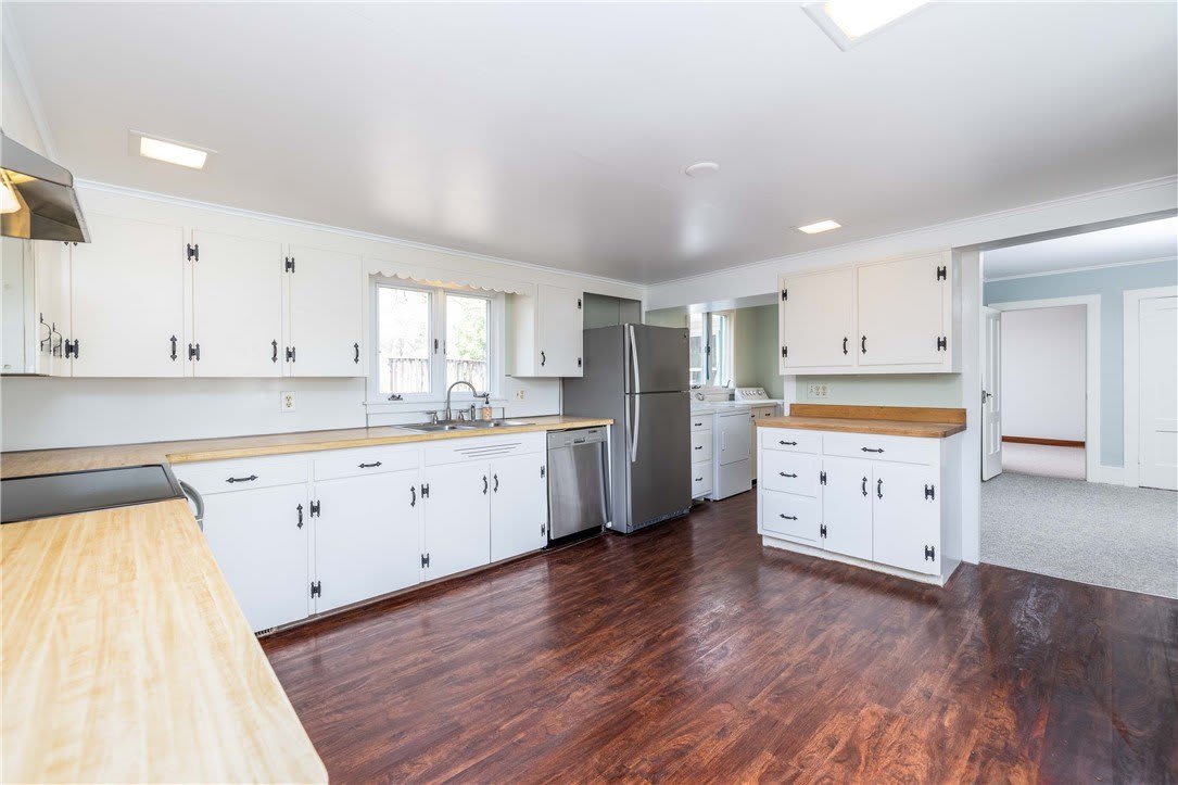 1253 Fairport Road – photo 5
