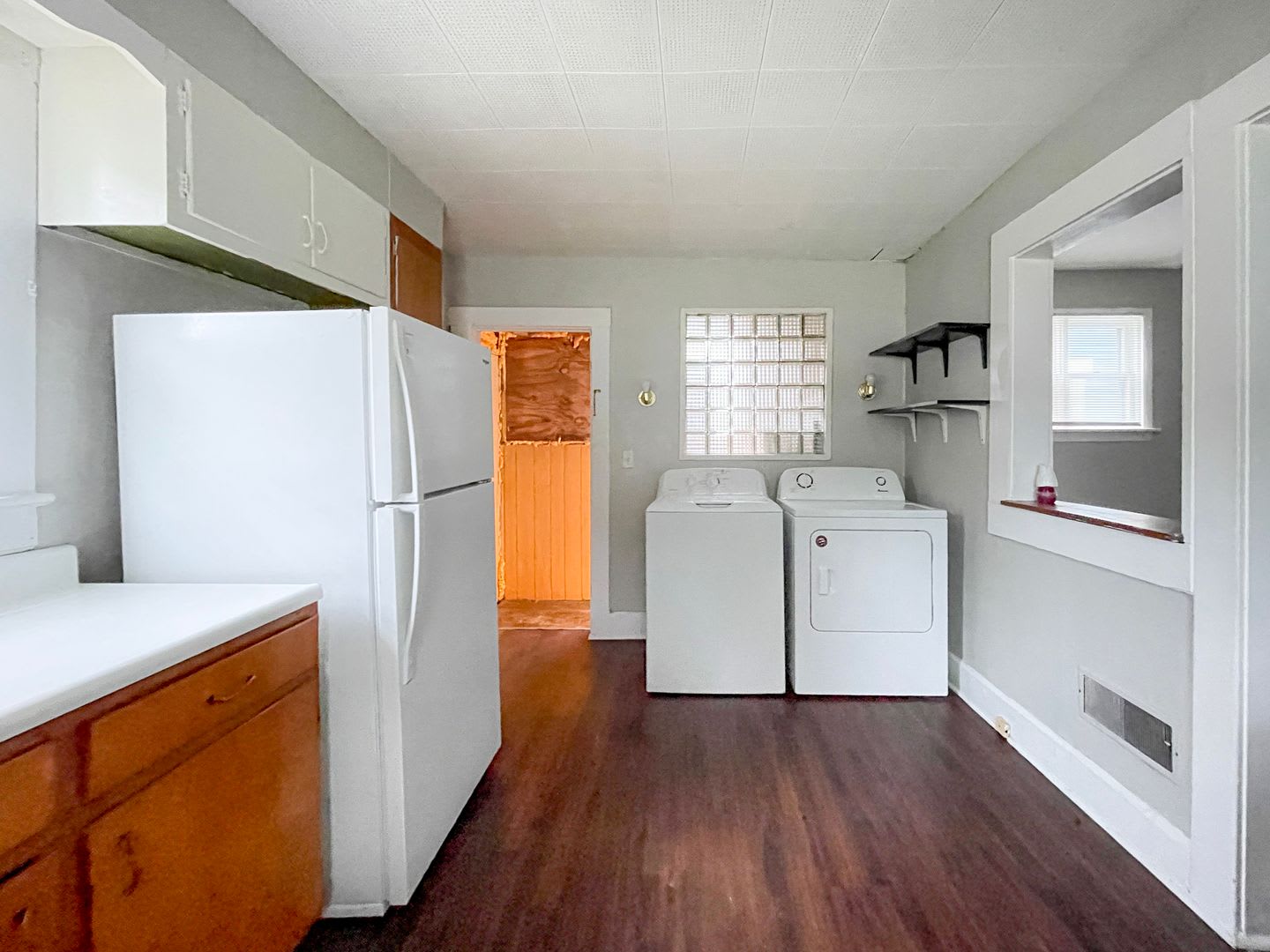 PRELEASING for AUGUST! Close to Campus: Dishwasher and Washer/Dryer Included – photo 3