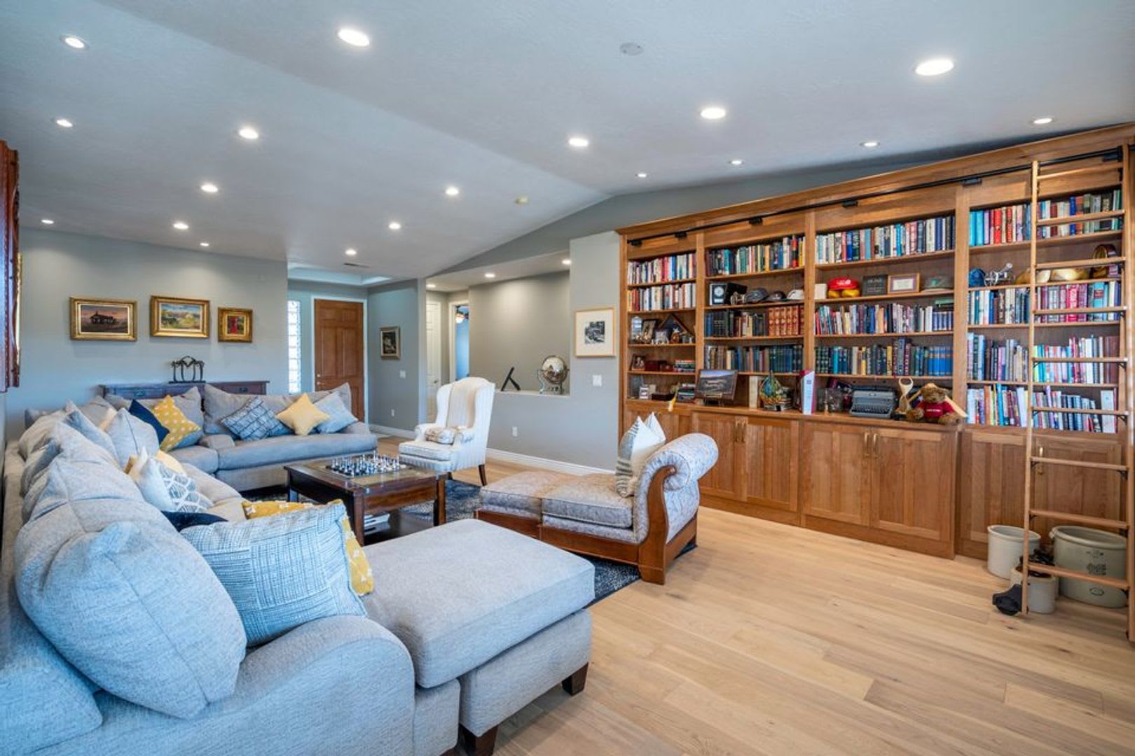Beautiful 5 Bedroom Home- One Level and Private Pool- Move in Special! – photo 5