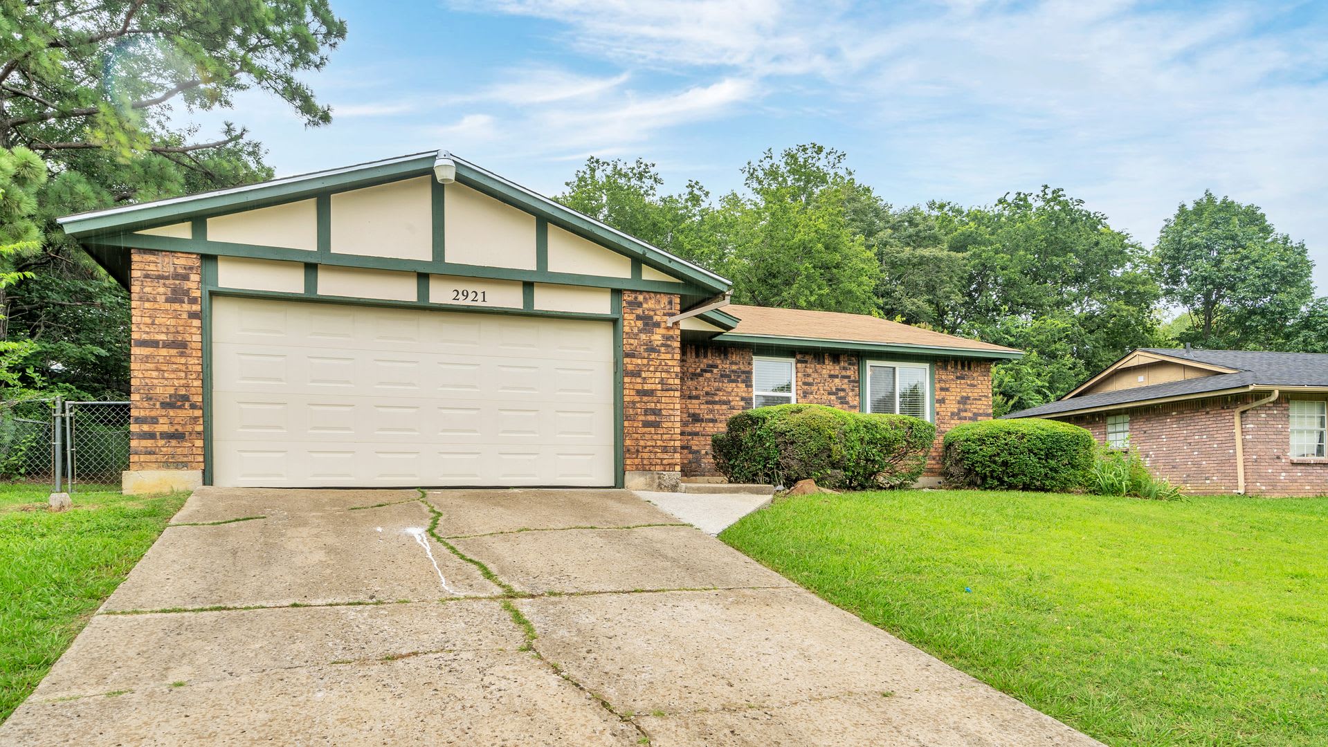 Beautifully Redone 3 Bedroom House! Available for Immediate Move in! – photo 3