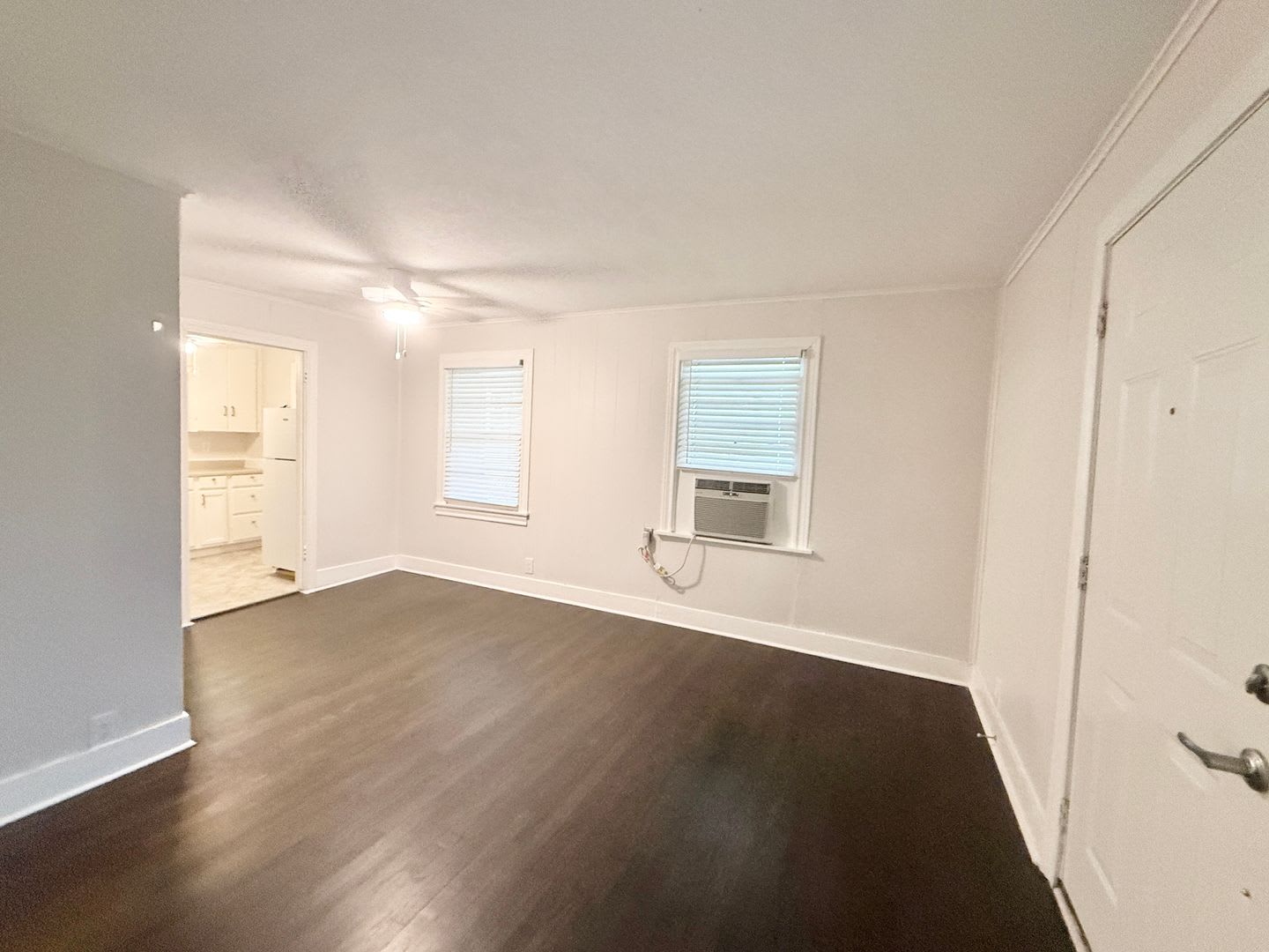 Adorable 2/1 Cottage near Downtown Lake Jackson! – photo 4