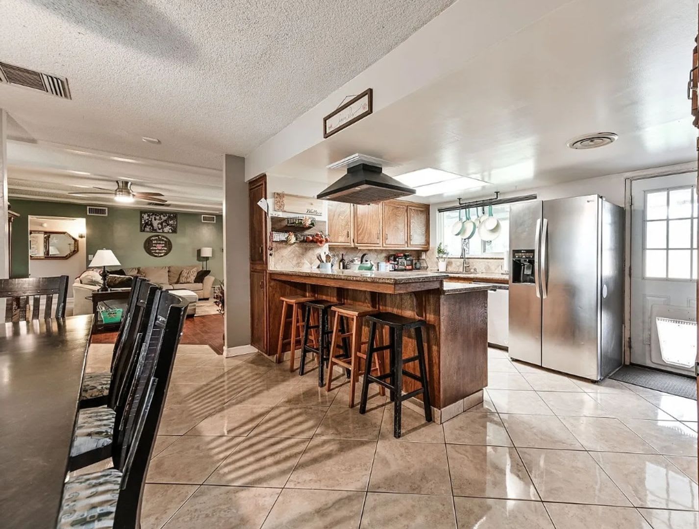 Beautiful Solar-Powered 4 Bedroom Home – photo 2