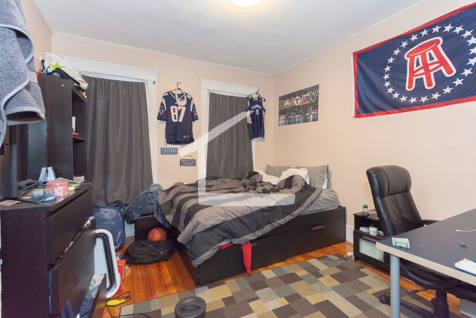 Unique Bu Apartment With Ridiculous Renovations Including Dinos – photo 2