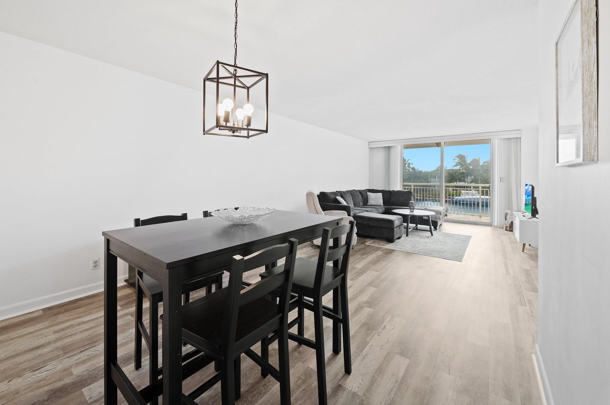 1050 Hillsboro Mile – photo 4