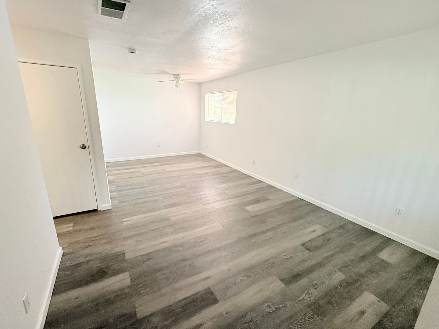 Beautifully Updated Corner Unit with Mountain Views in Palm Springs Villas I – photo 2