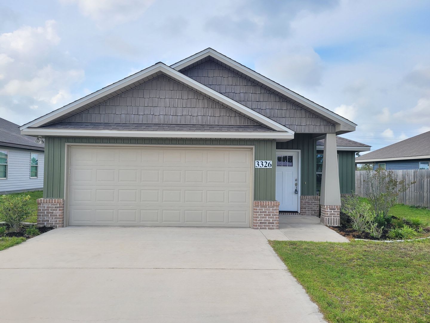 Ten Acre Terrace 3 bedroom 2 bath home w/2 car garage – photo 2