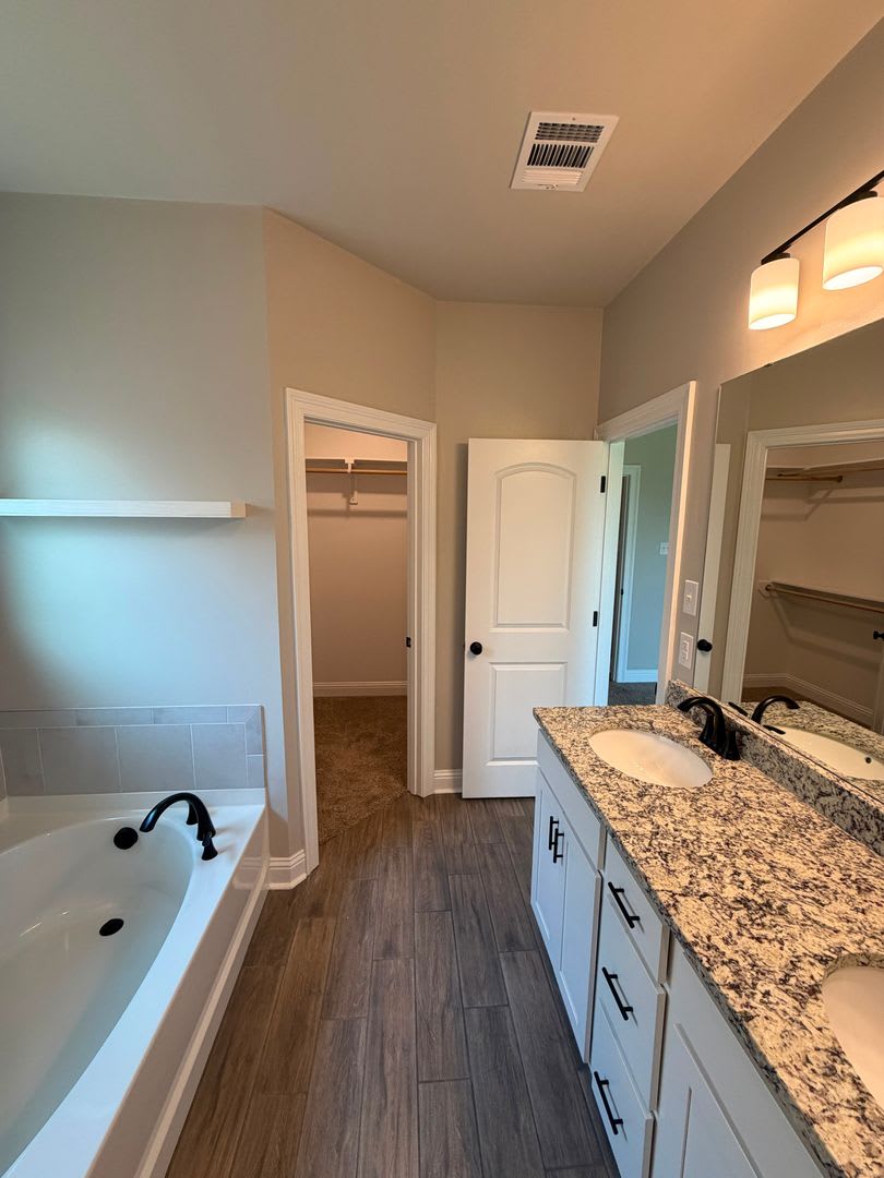 4 Bedroom 2 Bathroom in Canes Landing – photo 4