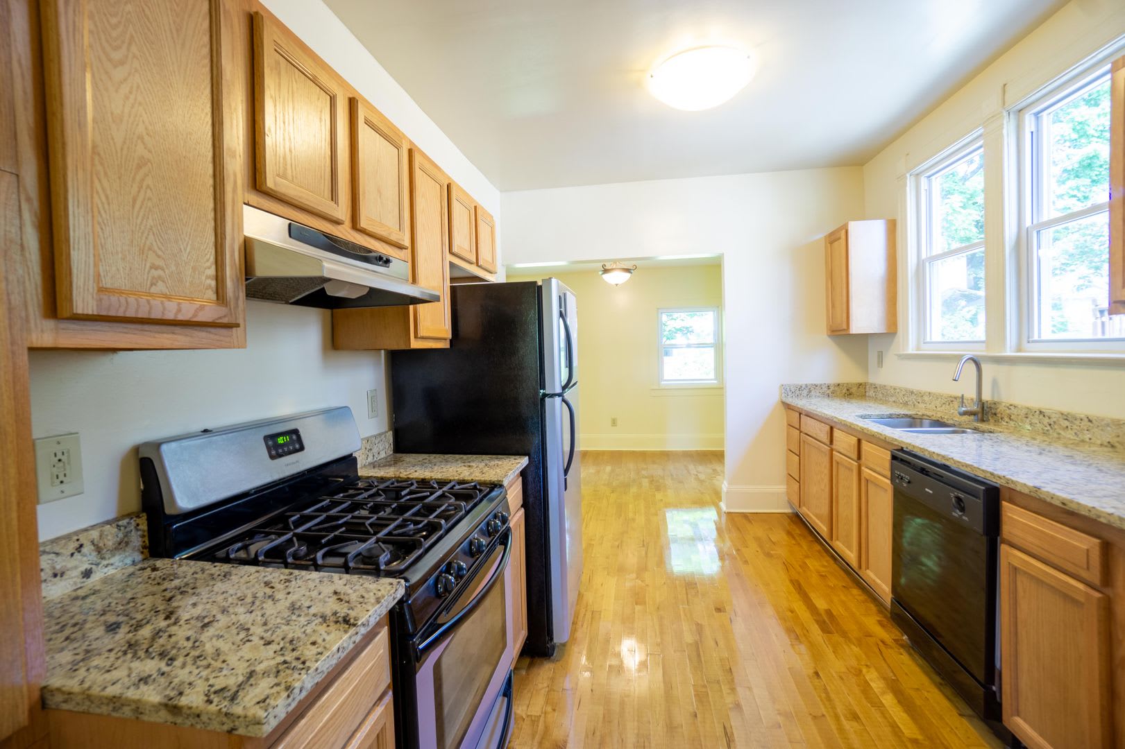 340 Roosevelt Ave Available 7 1 27 Single Family Home Near Barry Park – photo 2