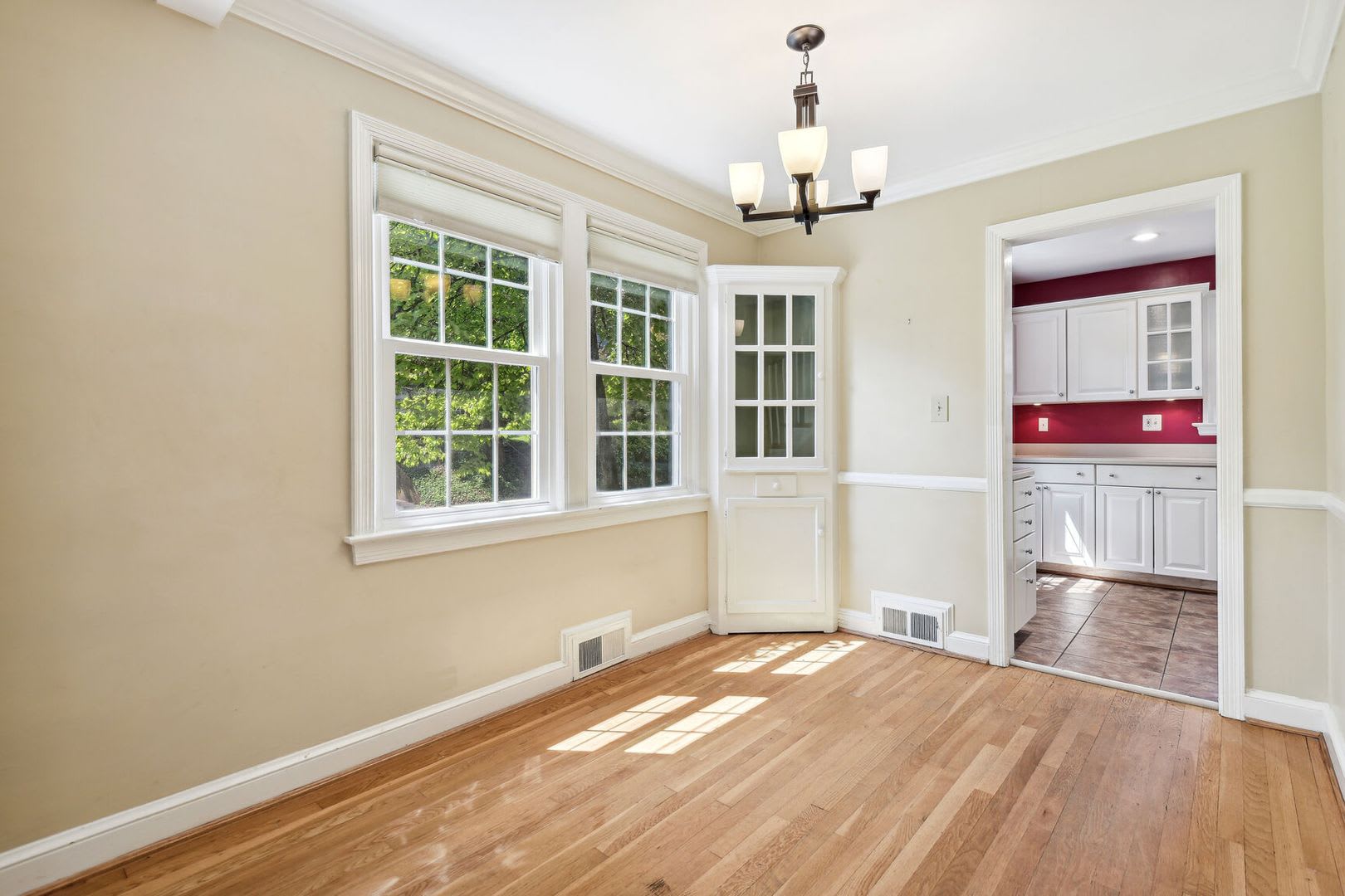 Spacious 4Br Cape Cod In Prime Bethesda Location Available Now – photo 4