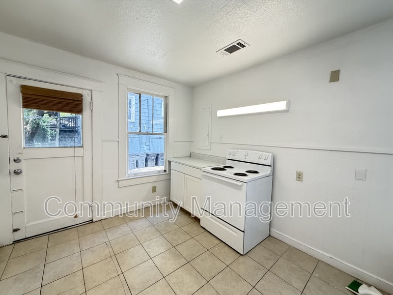162 Chatsworth St – photo 5