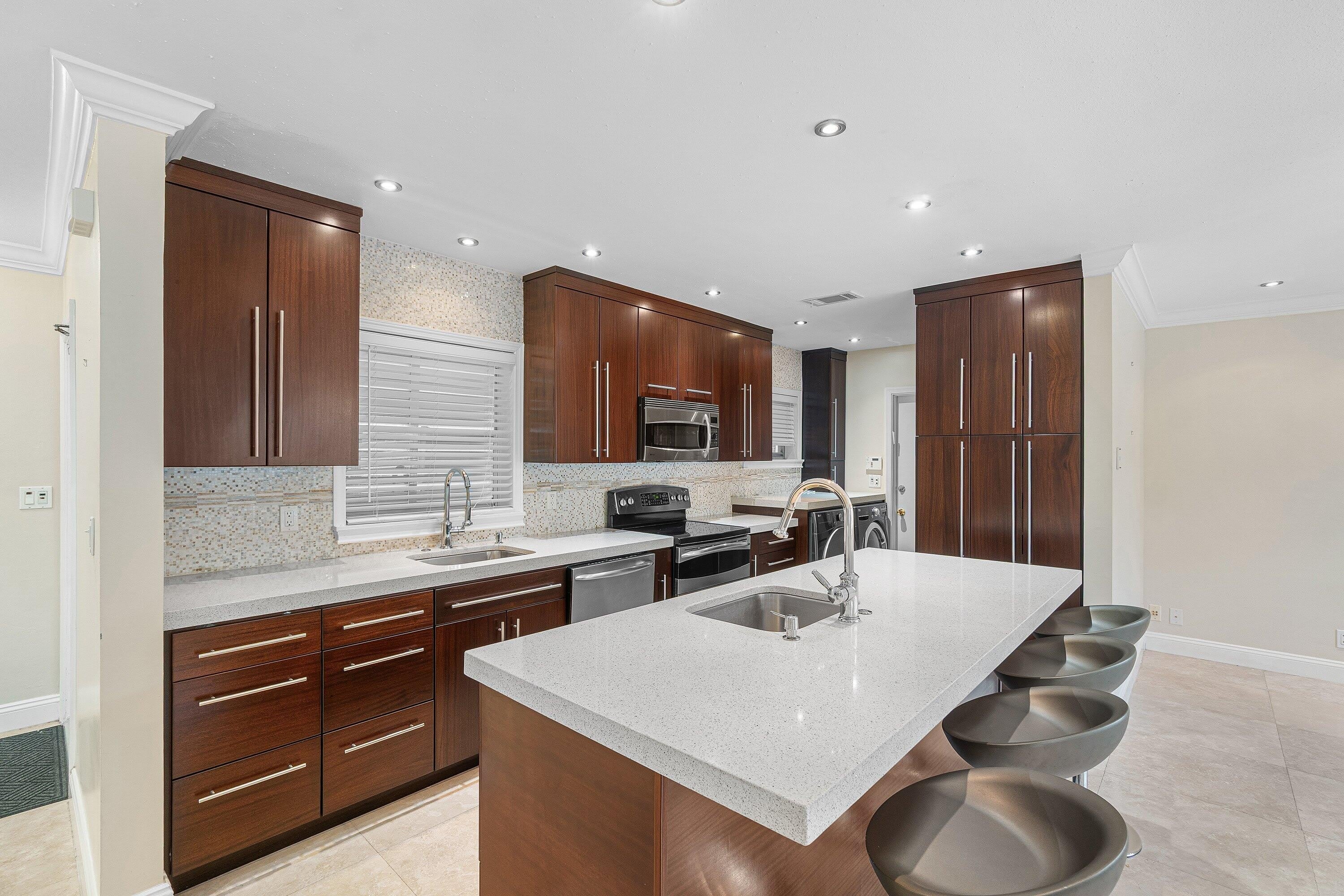 317 NE 2ND Street – photo 4
