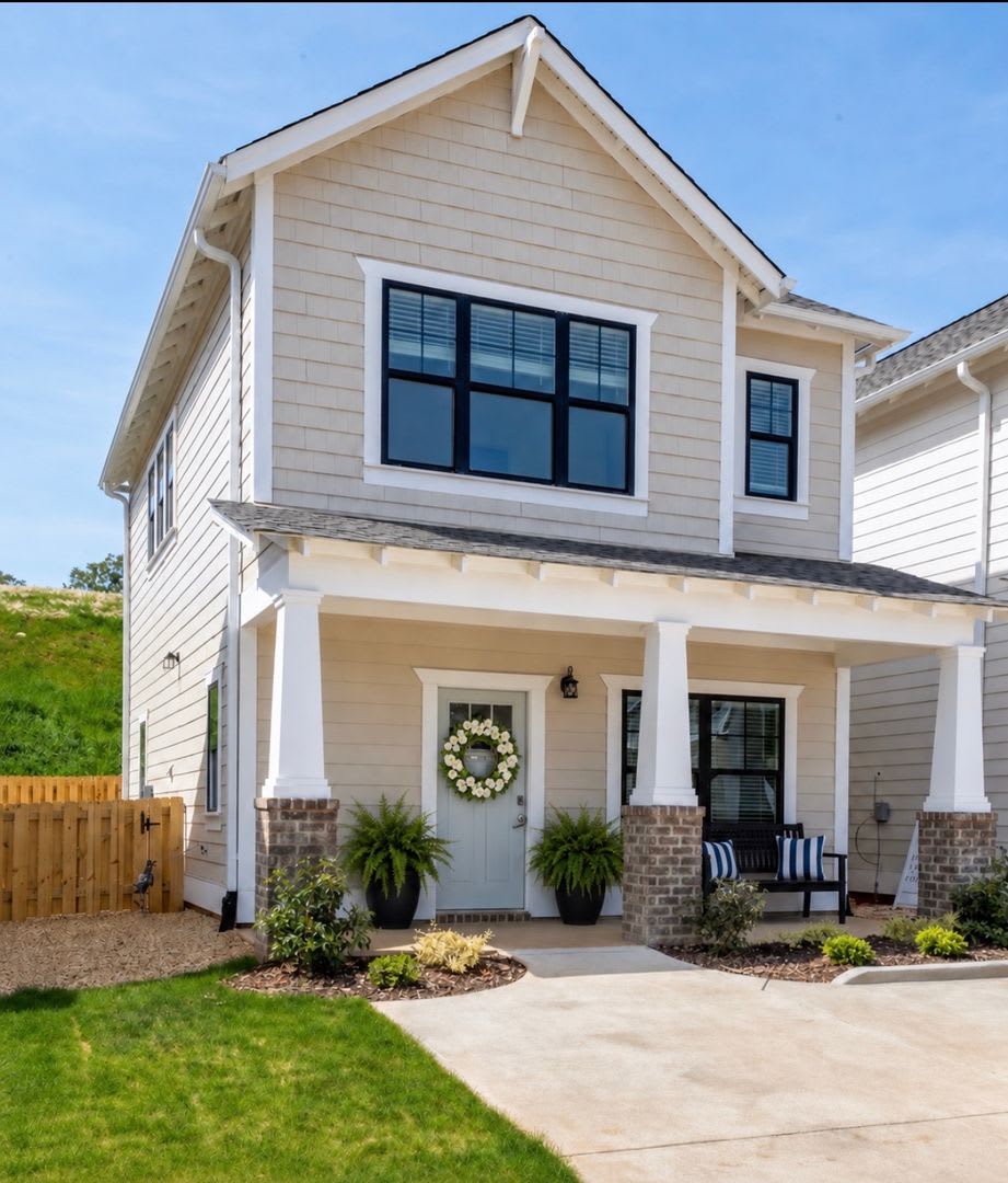 Upscale single family home with fenced backyard! – photo 1