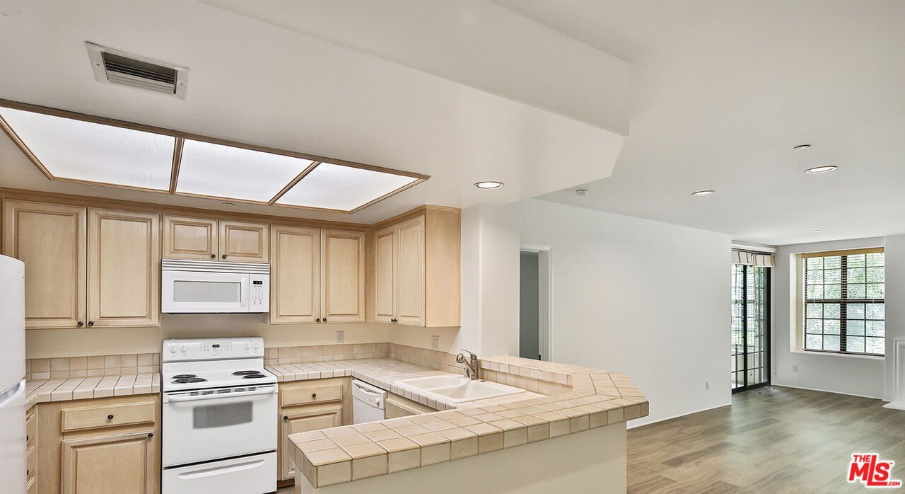 555 S Barrington Ave – photo 4