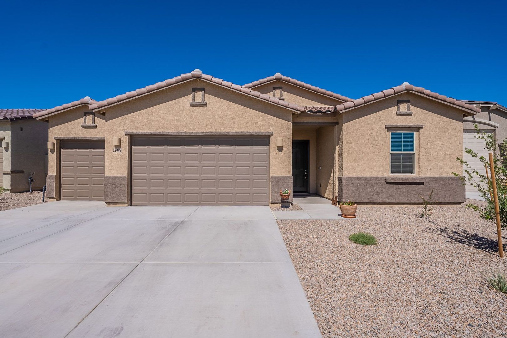 Bright & Spacious 4-Bed Home with 3-Car Garage in Gladden Farms! – photo 2