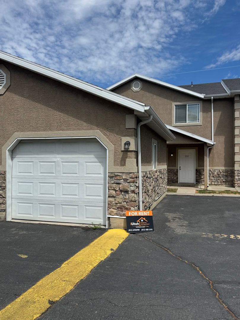 3 bedroom 2.5 Bath 1 car garage -Small Dogs Allowed – photo 2