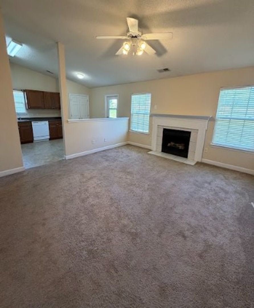 3 Br 2Ba Newly Renovated Single Family Home Fenced Backyard Community Pool – photo 3