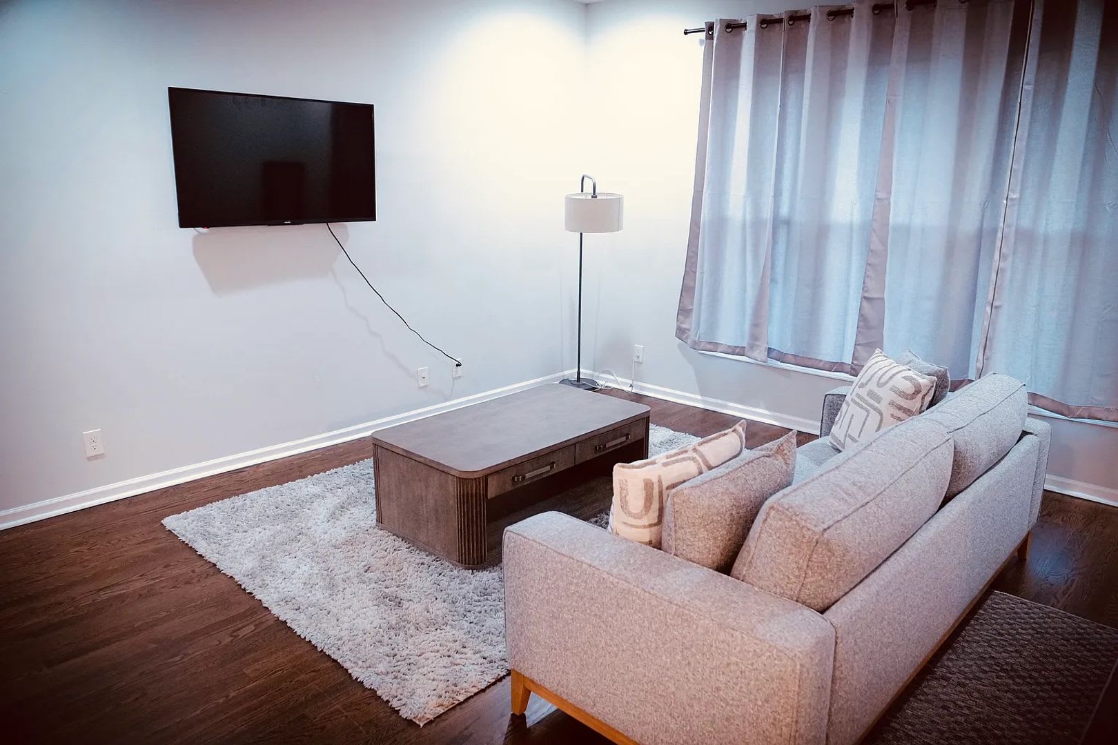 Room in 5 Bedroom Home at E Ontario Ave – photo 2