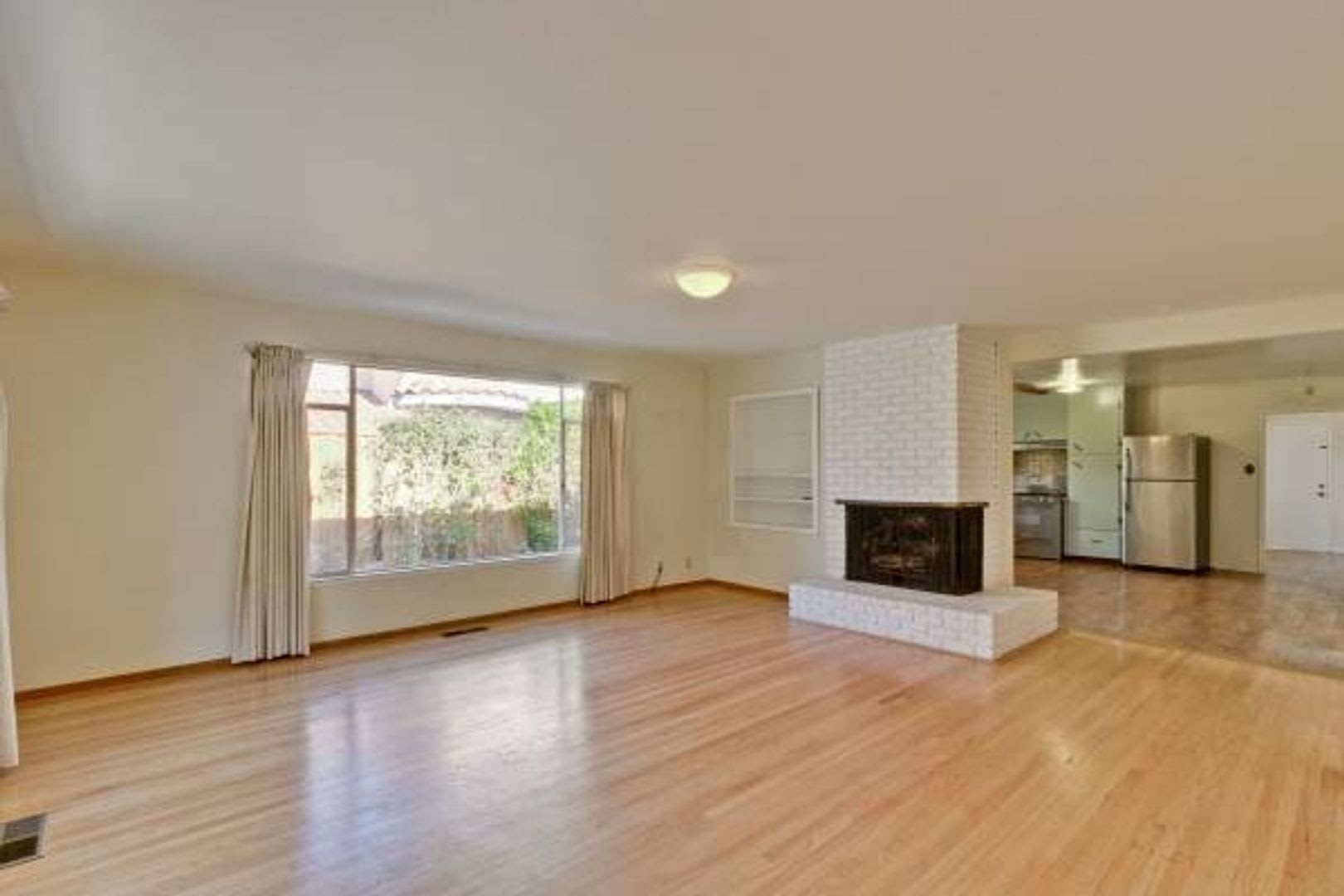 Single Story 3 Bed, 2.5 Bath Home in Wonderful Location – photo 2
