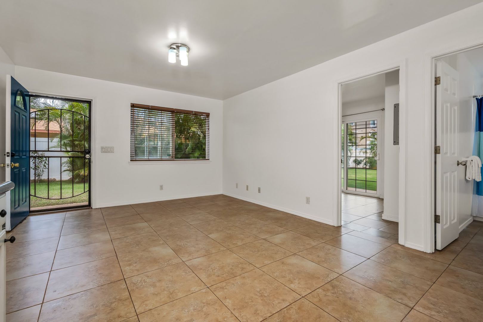 Unfurnished, 1 Bedroom/1 Bath, Ohana – photo 1