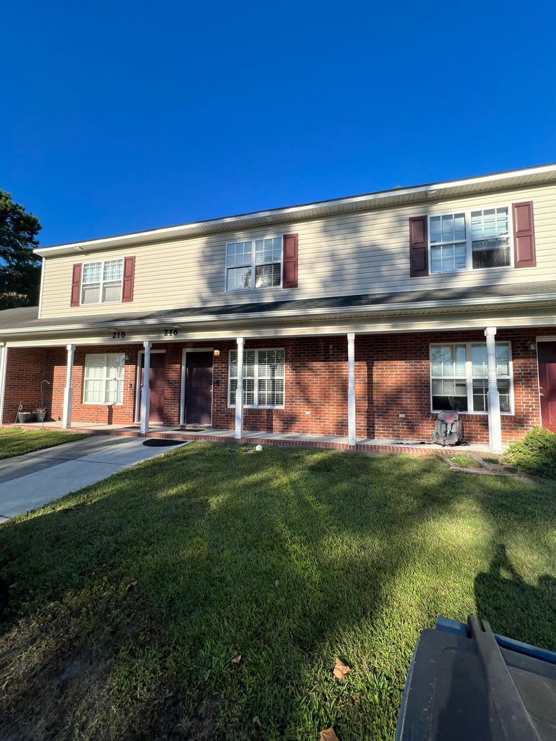 Lovely 2 Bedroom 2 5 Bathroom Townhouse Located At The End Of A Cul De Sac With A Fenced In Back Yard Located In The Brynnwood Town Homes Centrally Located Close To Area Bases Shopping Restaurants Beaches And City Bus Stop A Real Gem – photo 1