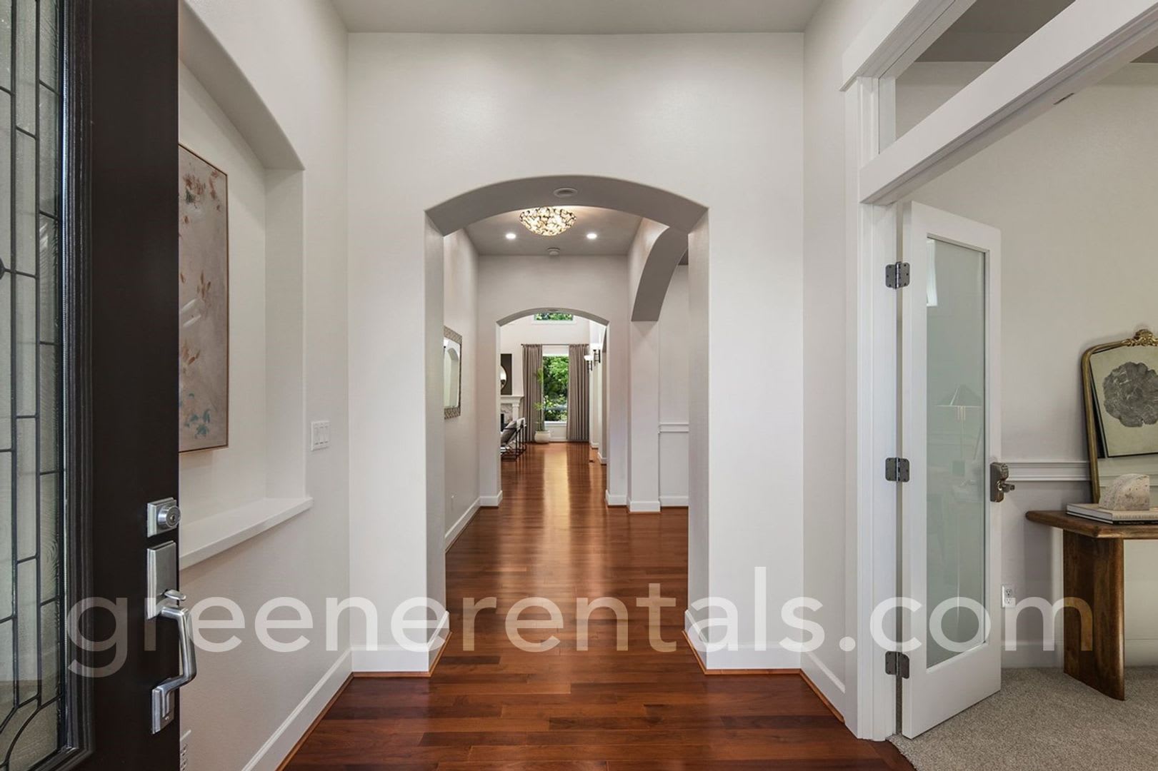 Luxurious 4BD 3.5BA Home in Campus Highlands – photo 2