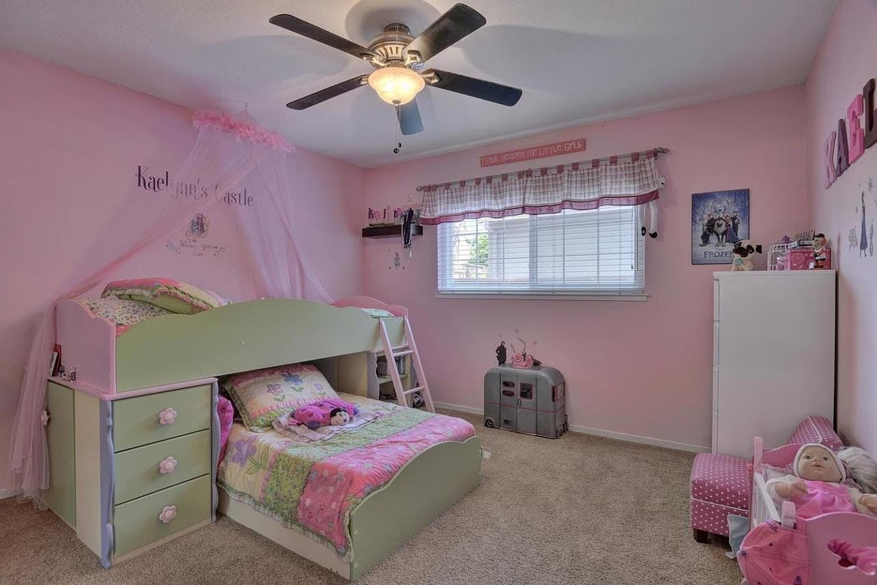561 Hyde Park Dr – photo 2